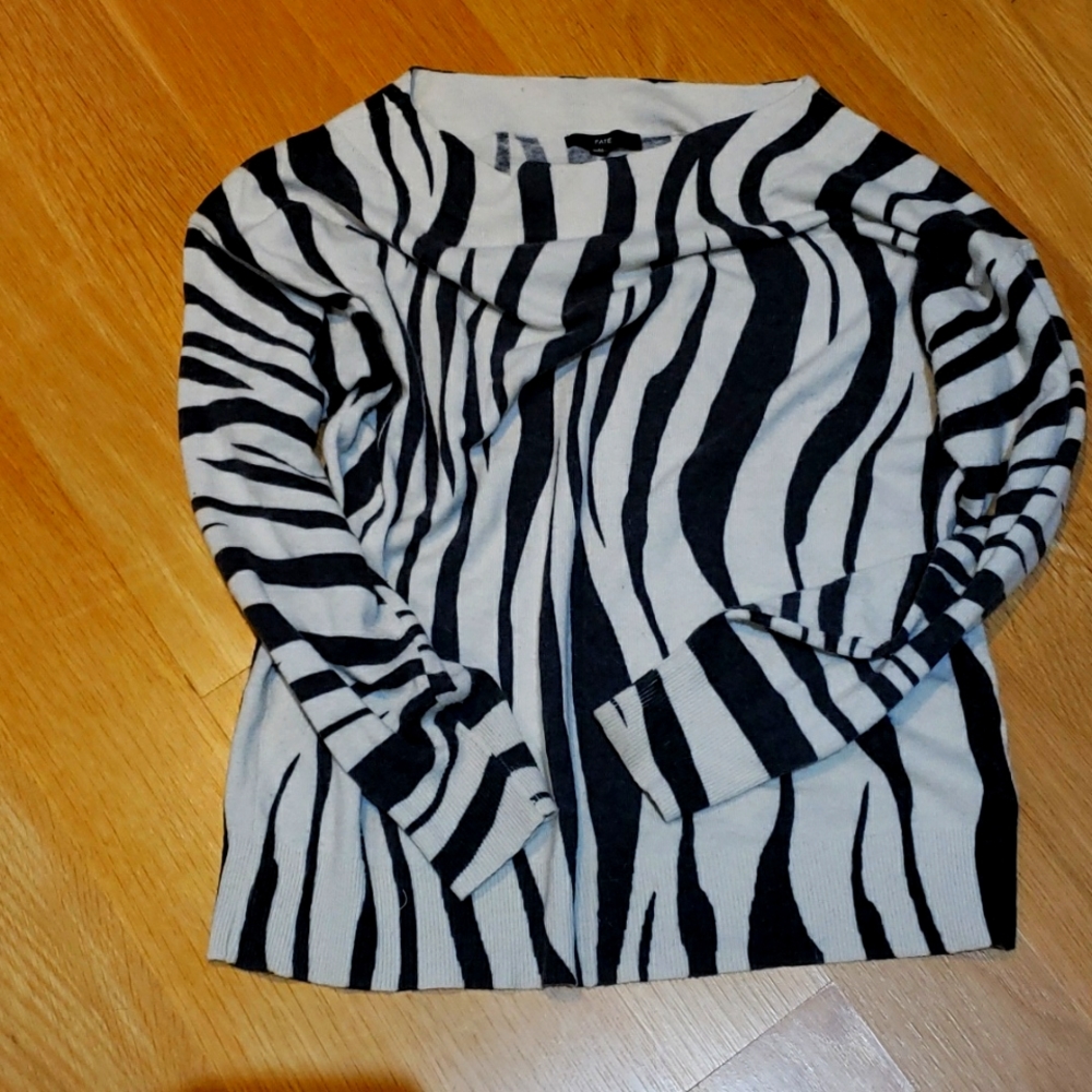 FATE scoop neck sweater size M